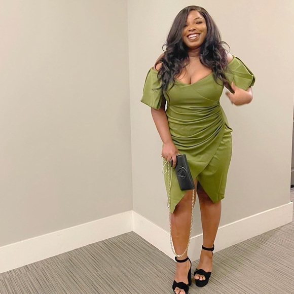 ASOS DESIGN Curve sweetheart off the shoulder midi dress in olive - Picture 3 of 3